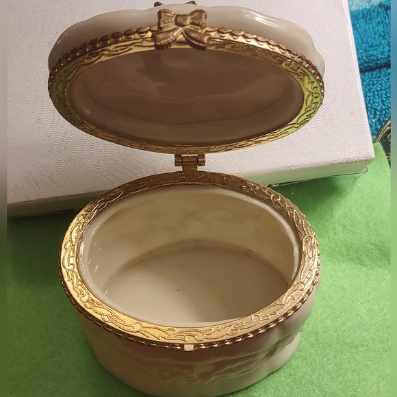 Vintage Glazed Porcelain Christmas Trinket Container - Picture 7 of 9